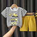 Conjunto de short y playera para niños con estampado de maquinaria