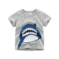 Playera de niños gris con estampado de tiburon