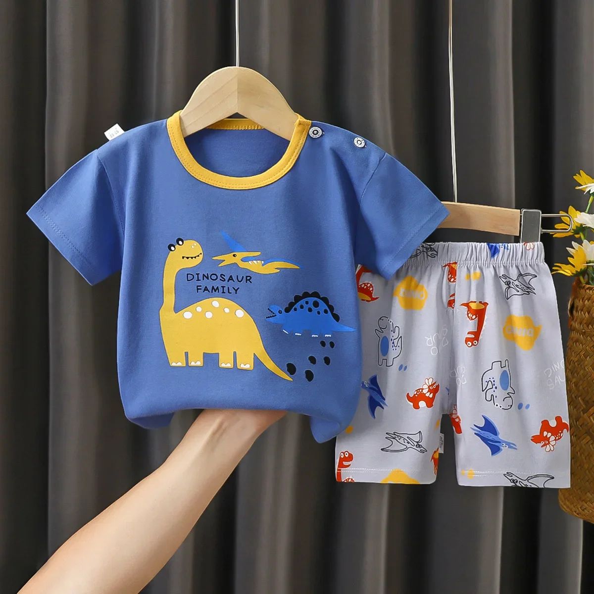 Conjunto de short y playera para niños con estampado de dinosaurios